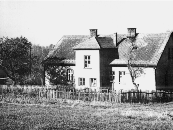 Dawniej i dziś – budynek dawnego urzędu gminnego w Kozach