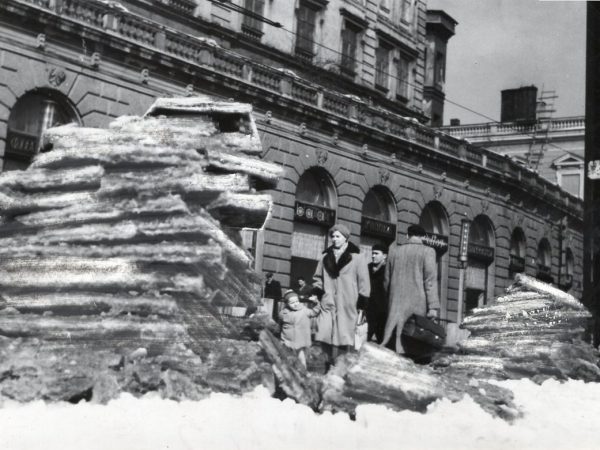 „Na skrajach jezdni piętrzyły się zwały śniegu.”