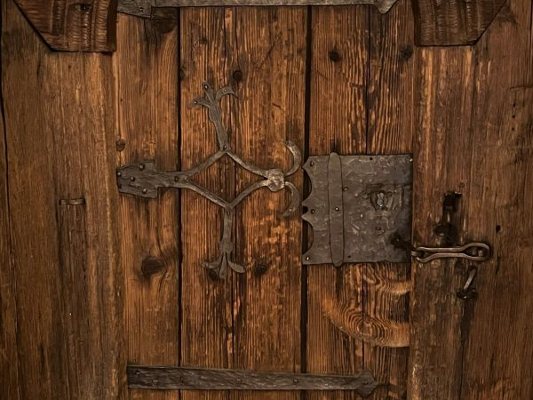 Zabytkowe drzwi ze starego kościoła w Kozach